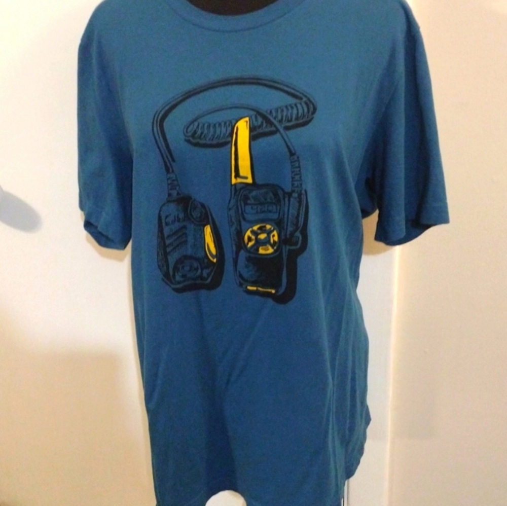 💜5/$25💜Wireless Headphones Graphic T-Shirt